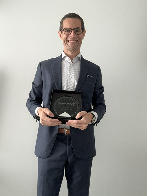 Per Svensson holding his SMAANZ Research Fellow Award