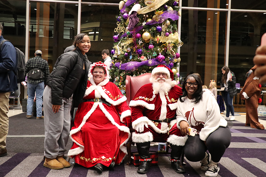 students with Santa and Mrs. Claus